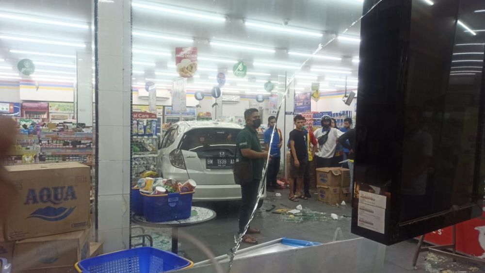 Honda Jazz Seruduk Indomaret di Harapan Raya Pekanbaru