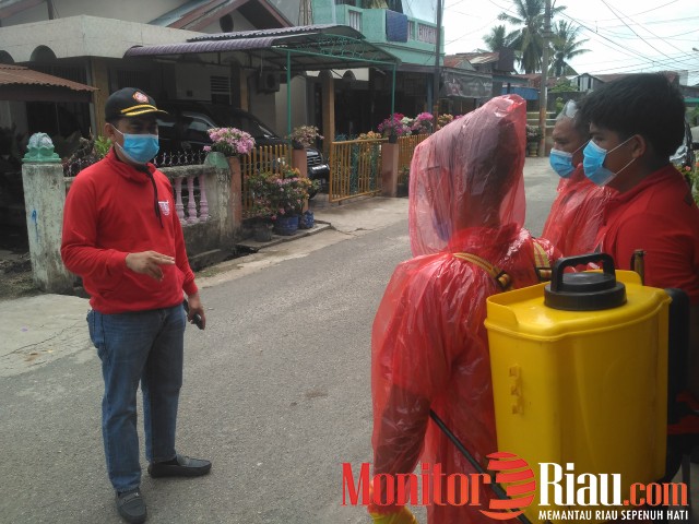 Cegah Corona, Gusri Efendi Bersama Masyarakat Lakukan Penyemprotan Disinfektan