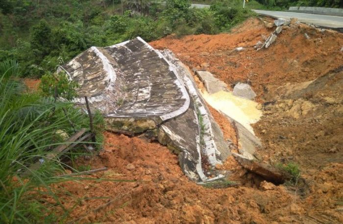 Jalan Lintas Riau-Sumbar di Desa Kasang Kuansing Longsor