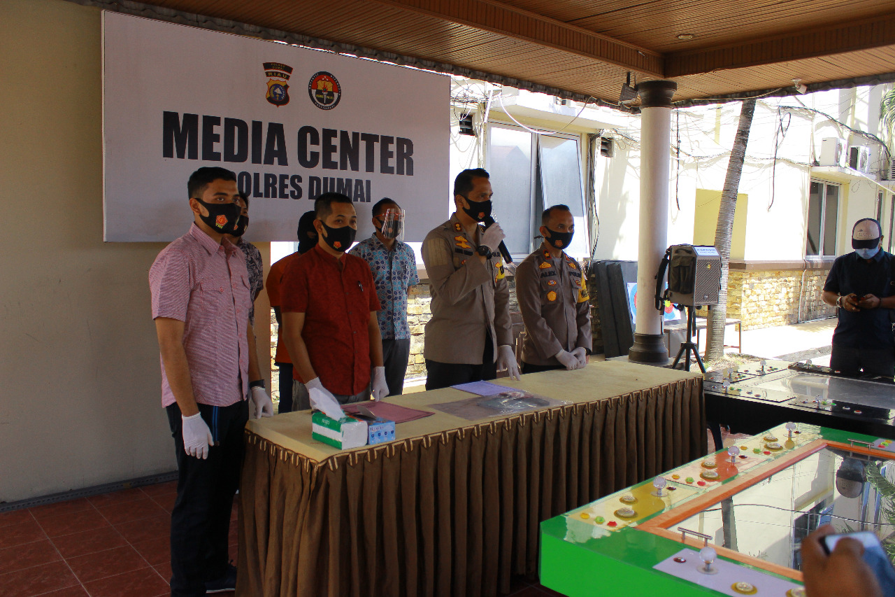 Polres Dumai Bekuk Pelaku Perjudian Dengan Modus Permainan Mesin Jenis Burung Merak
