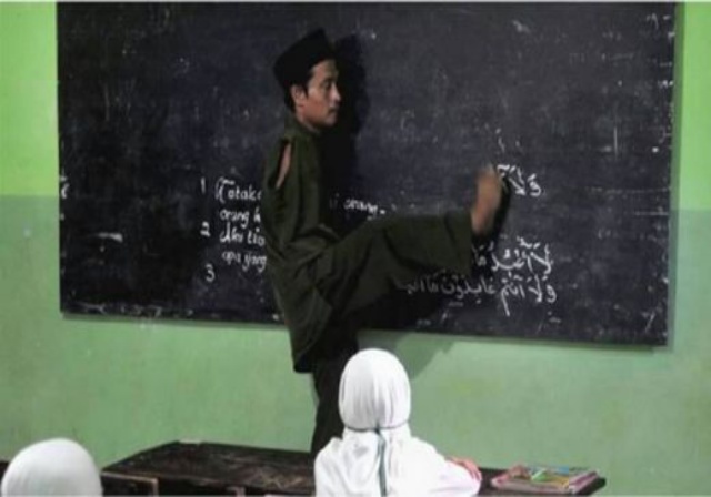 Tangannya Buntung, Pak Untung, 25 Tahun Mengajar dengan Dua Kaki