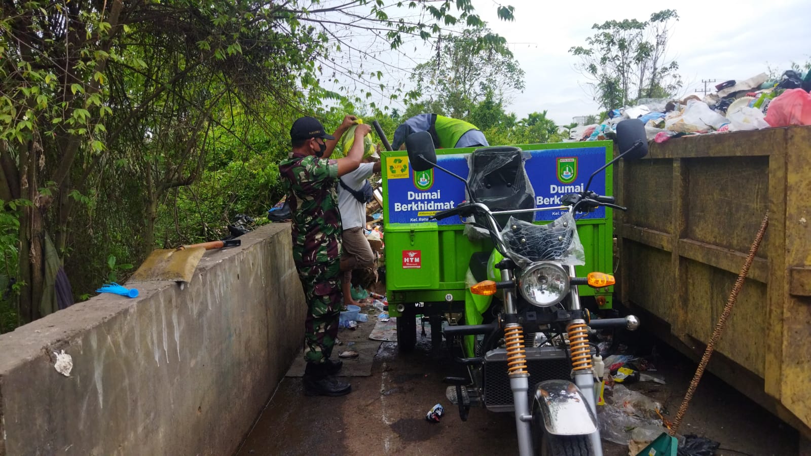 Cegah Demam Berdarah, Sertu Abu Kasim Laksanakan Giat Gotong Royong