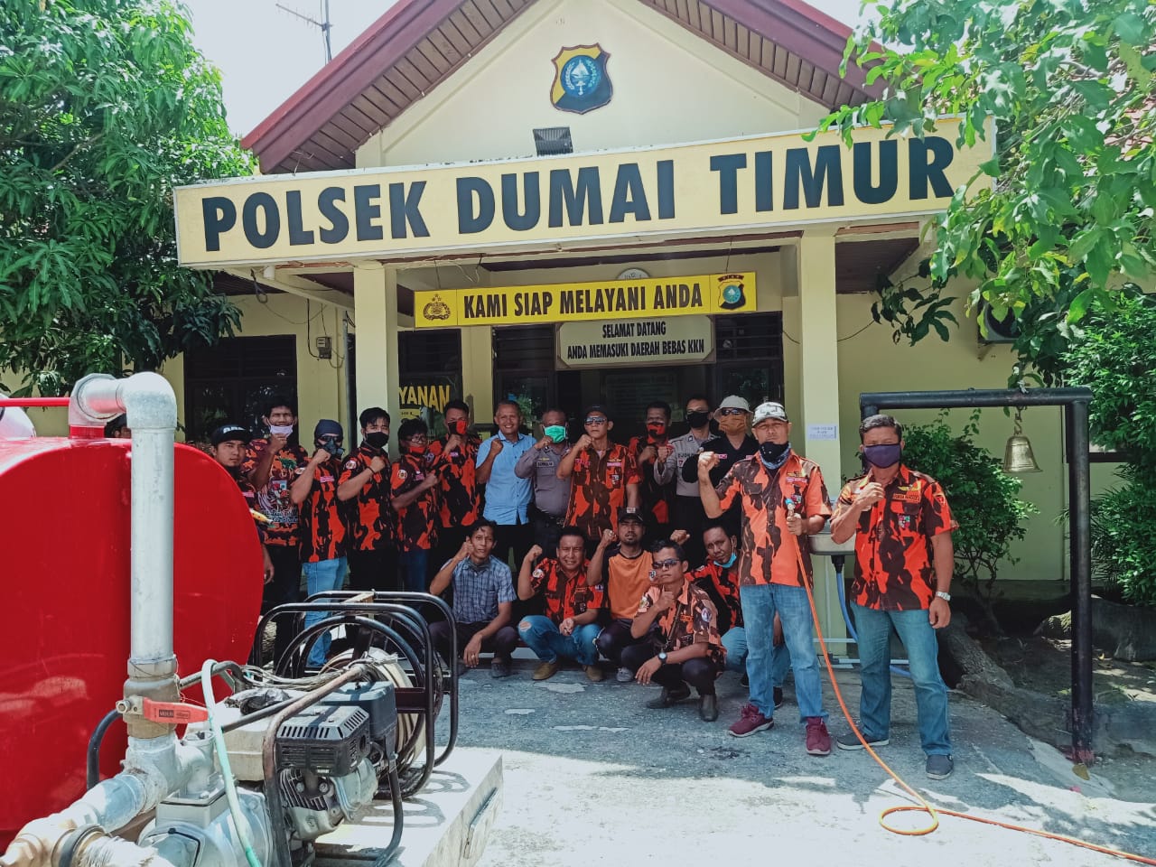 PAC PP Dumai Timur Semprot Disinfektan di Mapolsek Dumai Timur dan Lingkungan Bukit Batrem