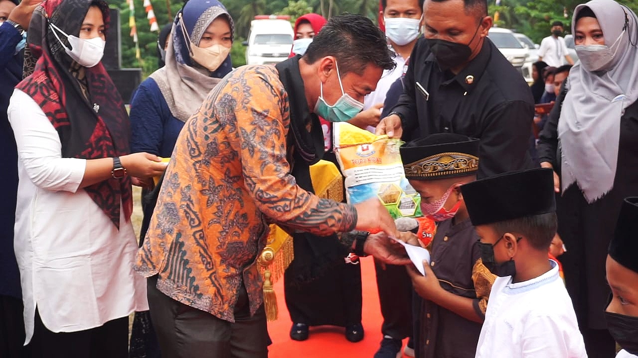 HUT Karang Taruna, Bupati Rohil Santuni Ratusan Anak Yatim dan Resmikan Gerakan Peduli Yatim