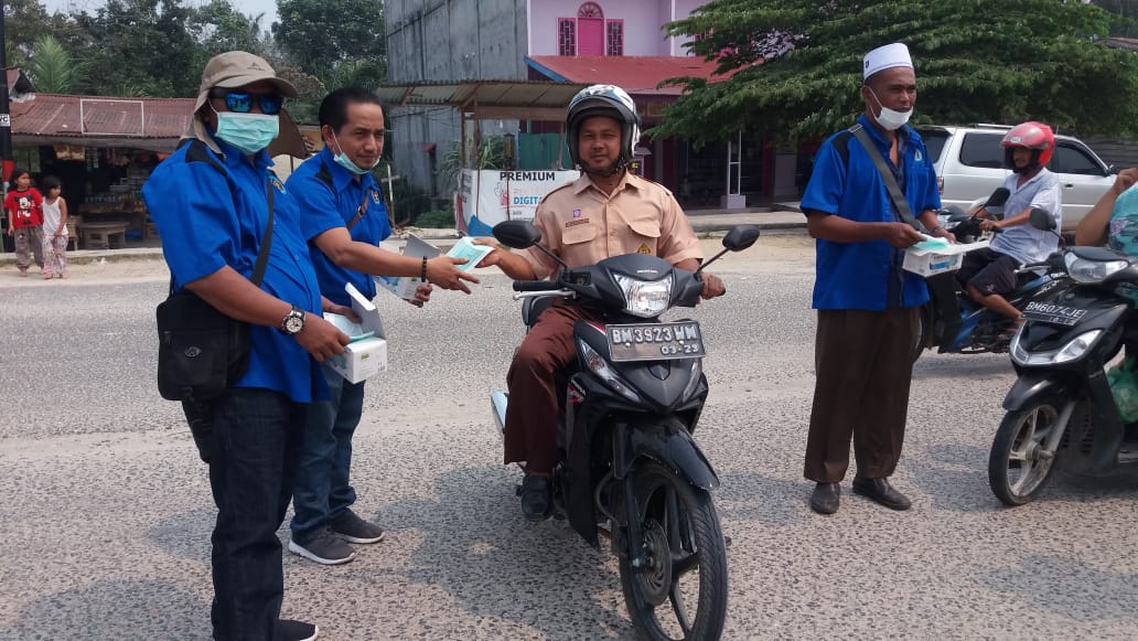 PWI Rohil dan Advokat Muda Bagikan 350 Masker di Ujungtanjung