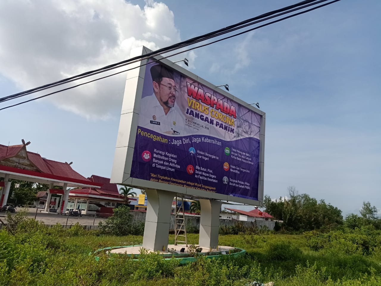Ajak Masyarakat Waspada Virus Corona, Diskominfotik Pasang Baliho Imbauan