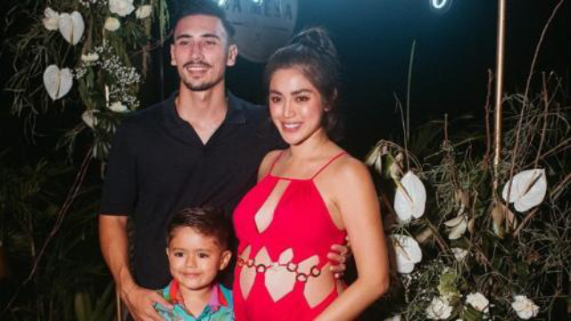 Ultah Ke-34, Jessica Iskandar Seksi Bergaun Merah Pamer Baby Bump!