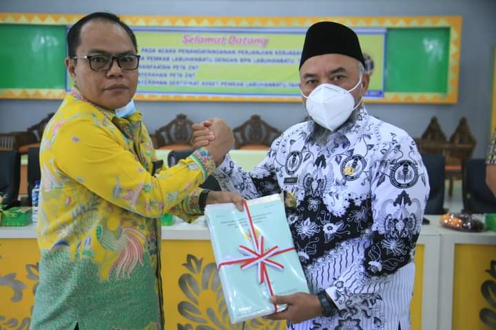 Bupati Labuhanbatu Tandatangani Perjanjian Kerjasama dan Penyerahan Peta ZNT