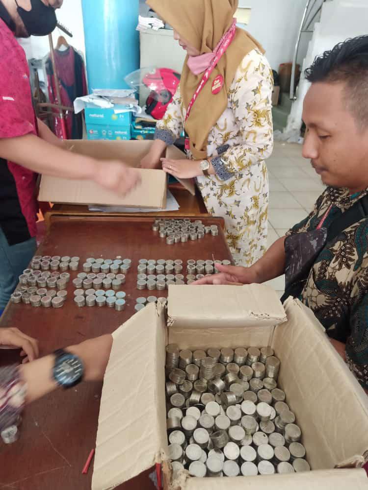 Pria Ini Bawa Koin Sekotak ke Capella Honda Tembilahan