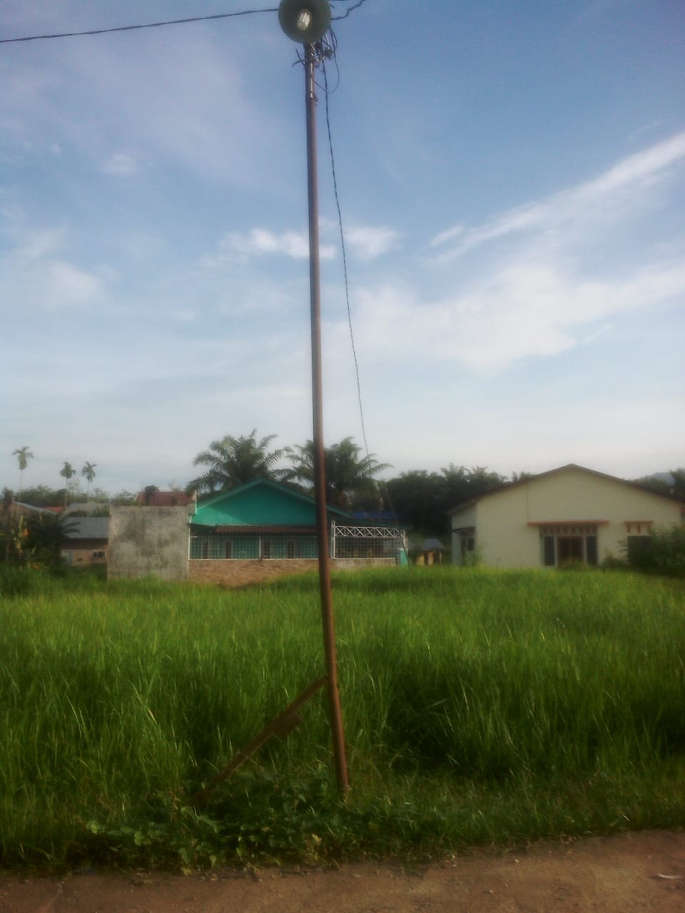 Warga Gunakan Tiang Kayu, Pihak PLN Rantauprapat Dinilai Tidak Perhatian