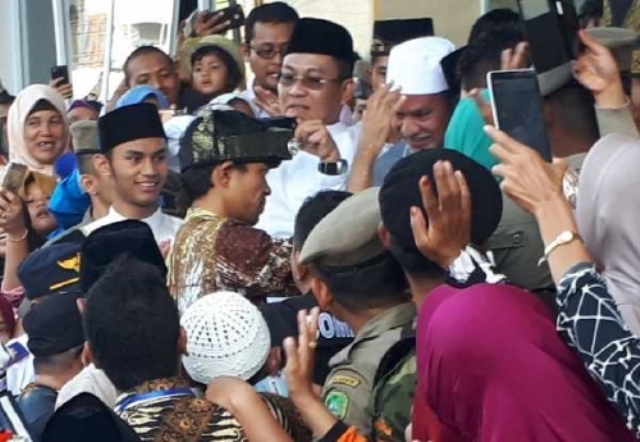 Antusiasme Warga Saat Ustaz Abdul Somad Tiba di Selatpanjang