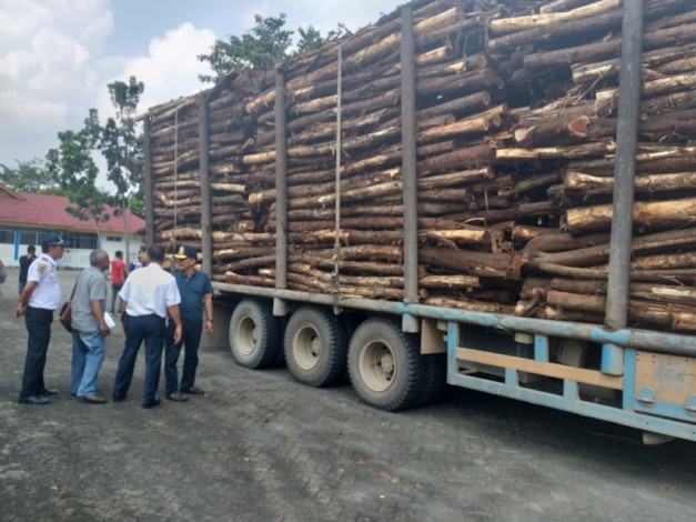 Empat Truk Bermuatan Kayu Diamankan di Perawang