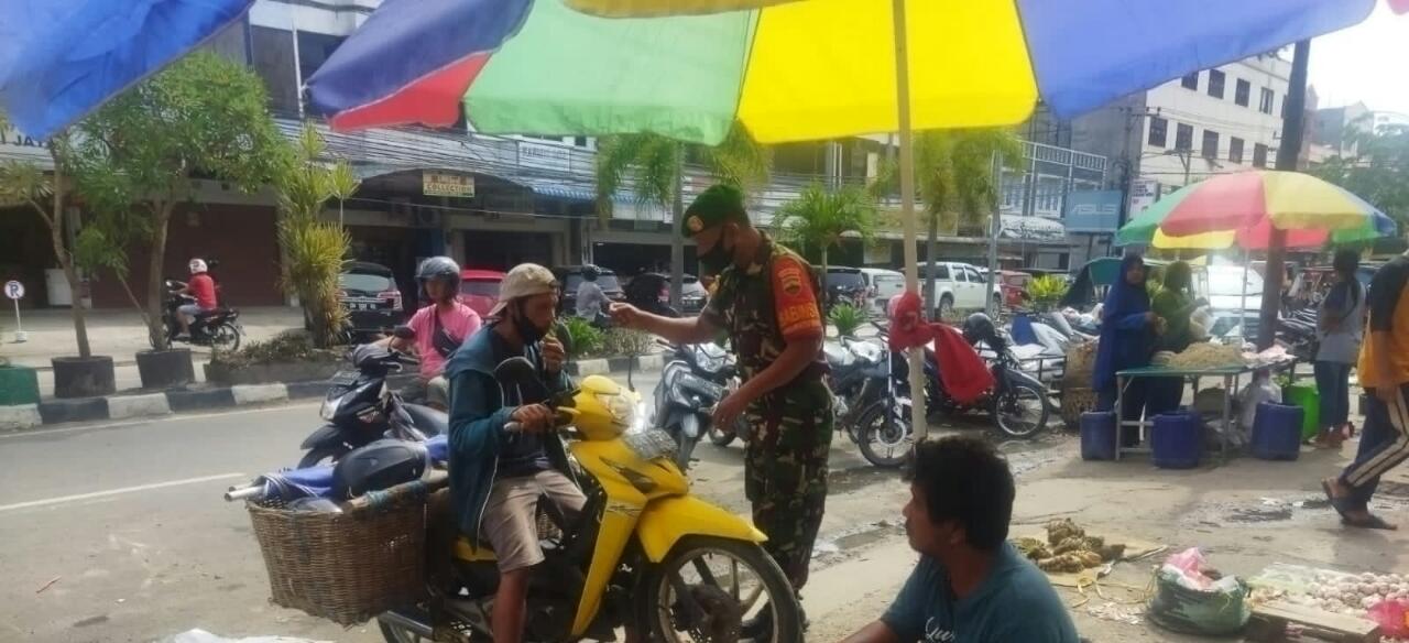 Di Bulan Puasa, Sertu Abu Kasim Laksanakan Sosialisasi Pencegahan Covid-19