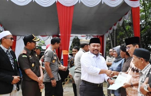 Masyarakat Bangkinang dan Bangkinang Kota Terima 1.400 Sertifikat Tanah