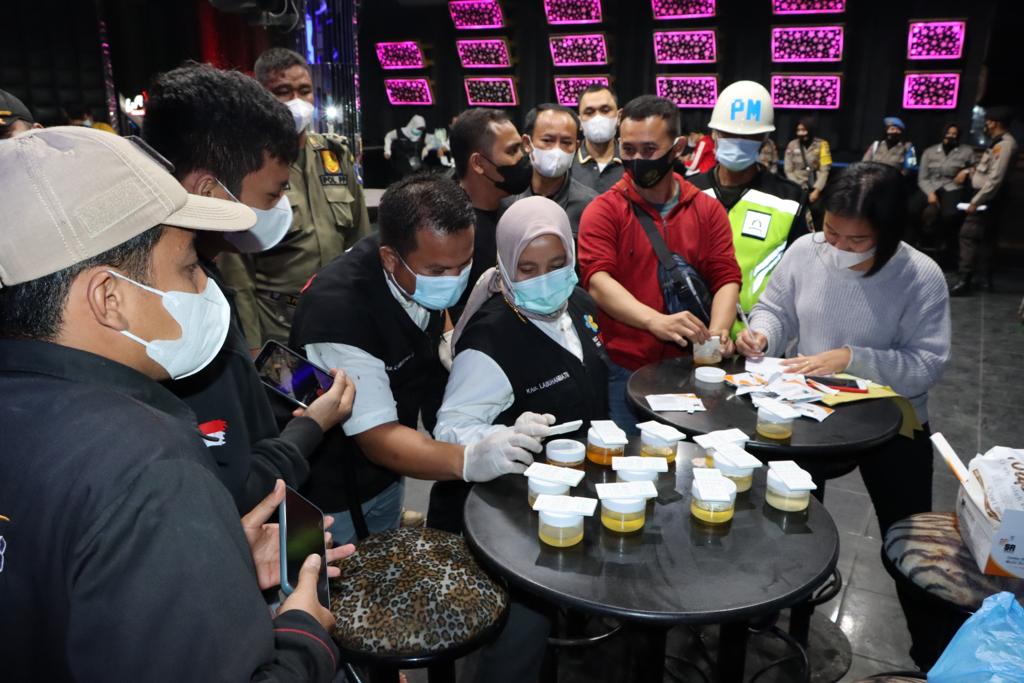 Razia Tempat Hiburan Malam, Personel Gabungan Polres Labuhanbatu Sita Ratusan Botol Miras
