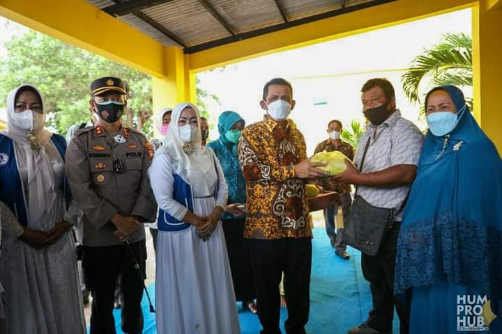 Gubernur Kepri Tinjau Vaksinasi Massal IWAPI dan Polri di SMAN 4