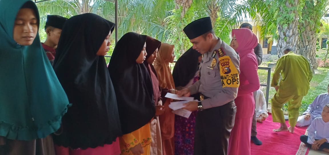 Polres Rohil Salurkan Zakat Propesi dan Zakat Fitrah