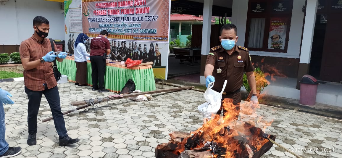 Kejari Pelalawan Musnahkan Barang Bukti Narkoba