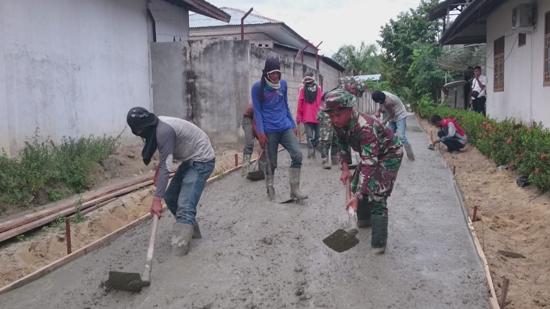 Babinsa Kampung Baru Serda Asrizal Tetap Semangat Bekerja Meski Hari Libur