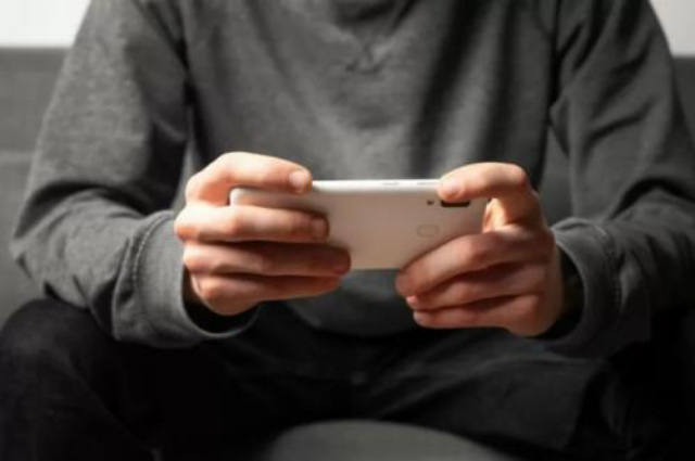 Main Gadget Sebelum Tidur Bikin Cepat Ngantuk? Ini Faktanya