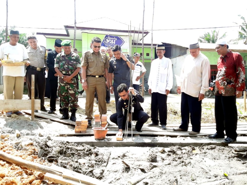 Camat Dumai Timur Lakukan Peletakan Batu Pertama Musholla Al Mansur