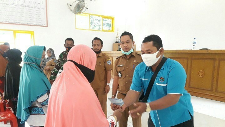 Camat Bilah Hulu Pantau Langsung Penyerahan BLT-DD Tahap VI Desa Gunung Selamat