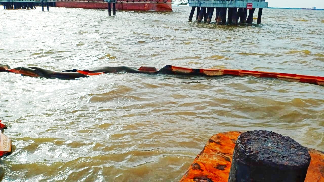 Minyak Mentah PT Chevron Tumpah ke Laut Dumai