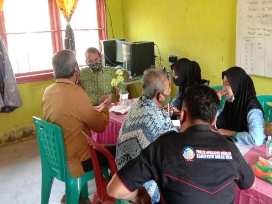 Mahasiswa Kukerta UNRI Lakukan Tes Kesehatan dan Pembagian Vitamin C ke Warga Desa Jumrah