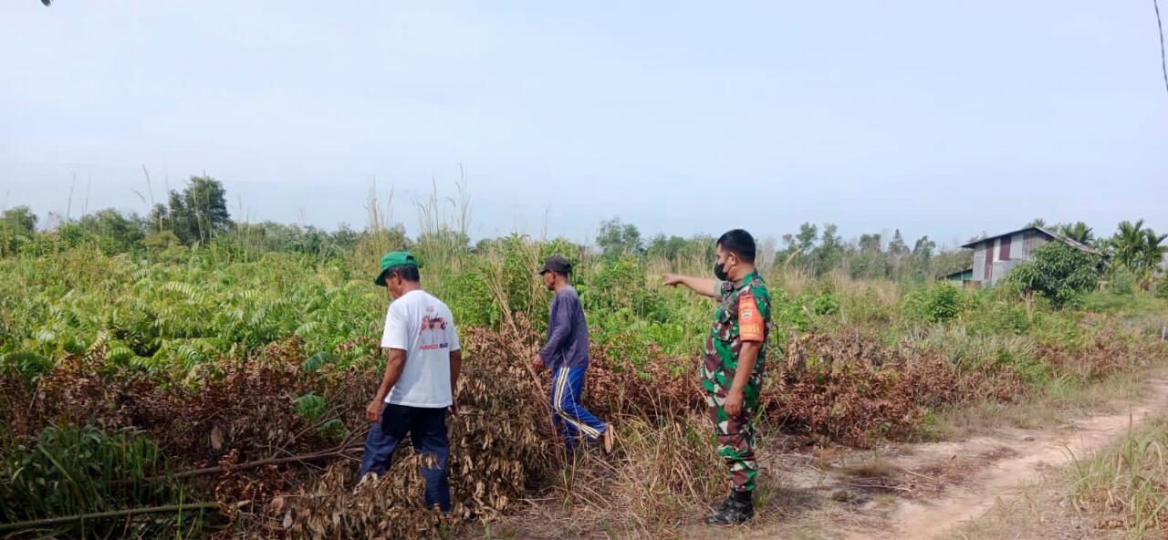 Cegah Karhutla, Sertu Mahyudin Patroli di Jalan Parit Sadak