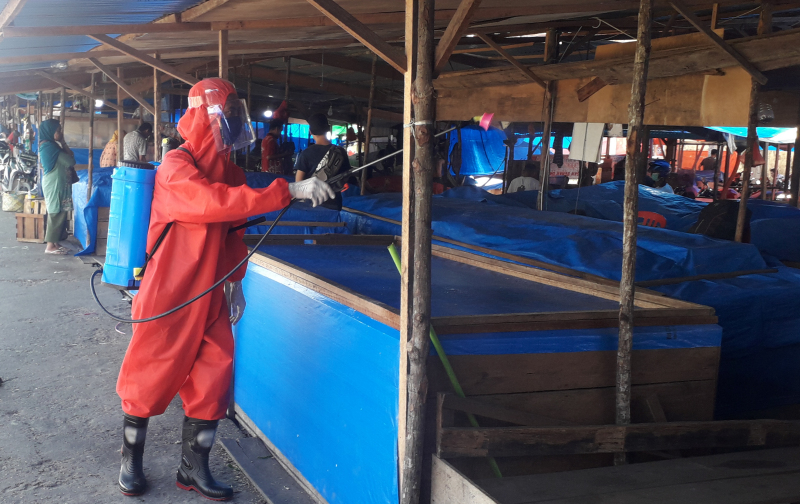 Disdagtri Inhil Semprot Disinfektan di Area Pasar Secara Bergilir