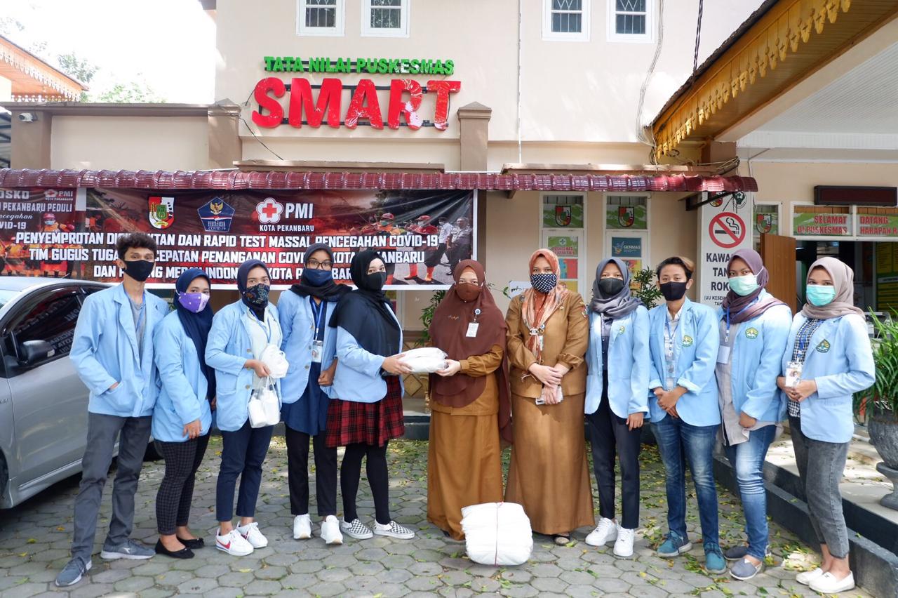 Kukerta Mahasiswa UNRI 2020 Kembali Serahkan Bantuan APD ke Puskesmas