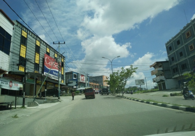 Bahaya, Anak - anak Sekolah bergantung di Oplet