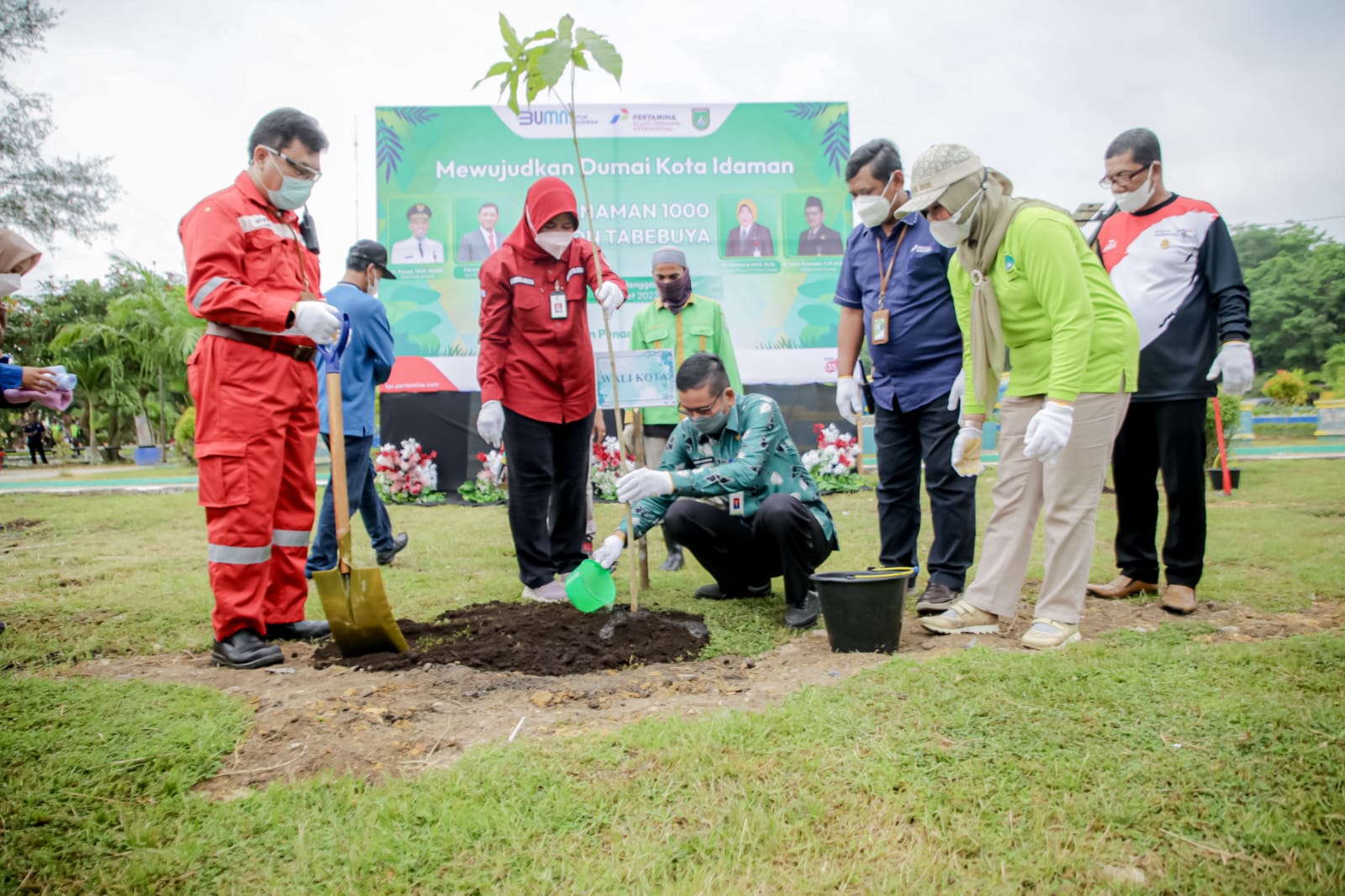 Hijaukan Dumai, Sekda Bersama GM Pertamina Secara Simbolis Tanam Pohon Tabebuya
