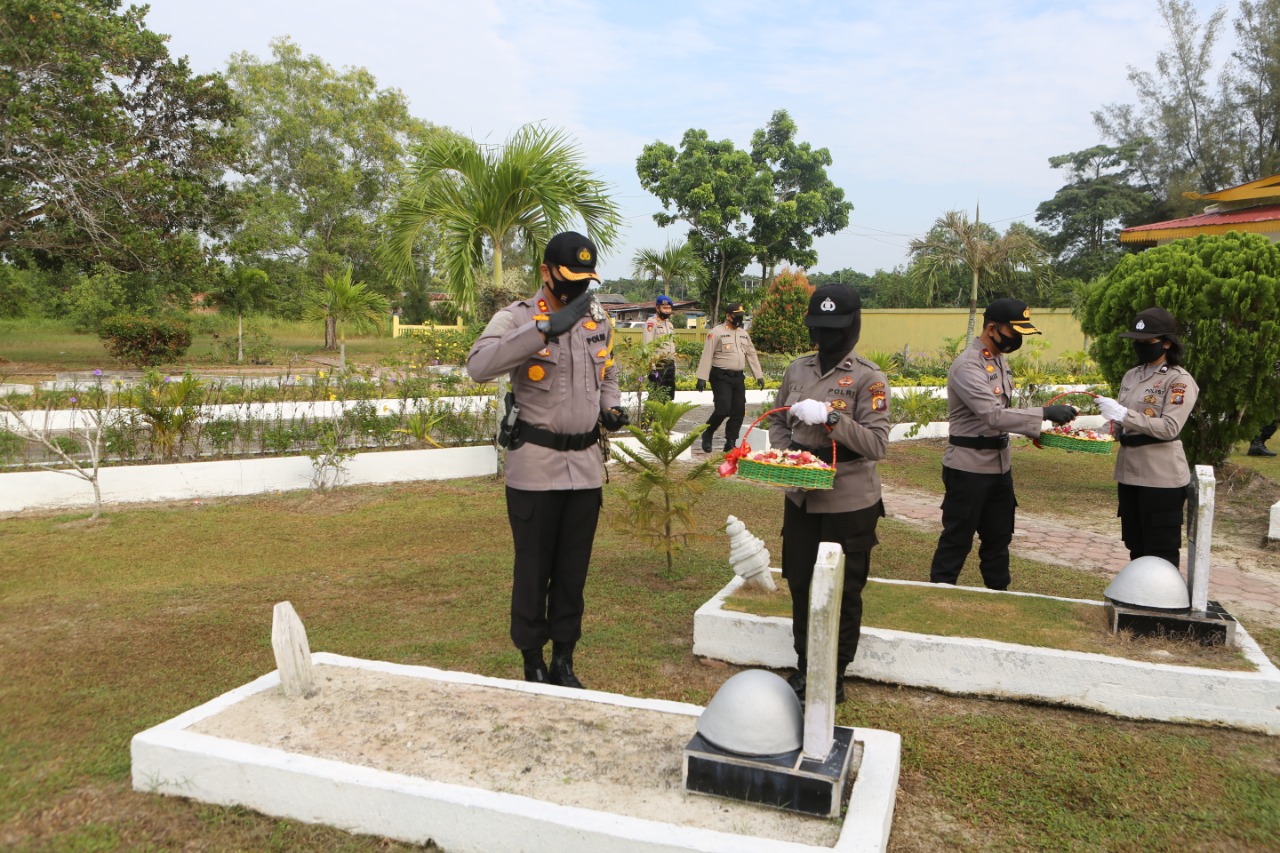 Polres Dumai Gelar Upacara Ziarah dan Tabur Bunga di TMP Damai Sentosa