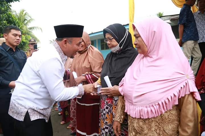Bupati Labuhanbatu Berikan Santunan Anak Yatim di Kelurahan Perdamean