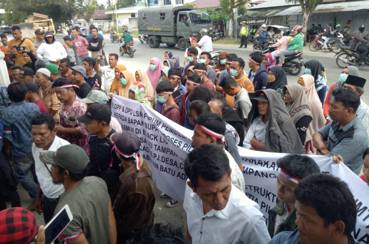 Ratusan Masyarakat Desa Sei Tampang Tuntut Calon Kades Asmui Diblack List