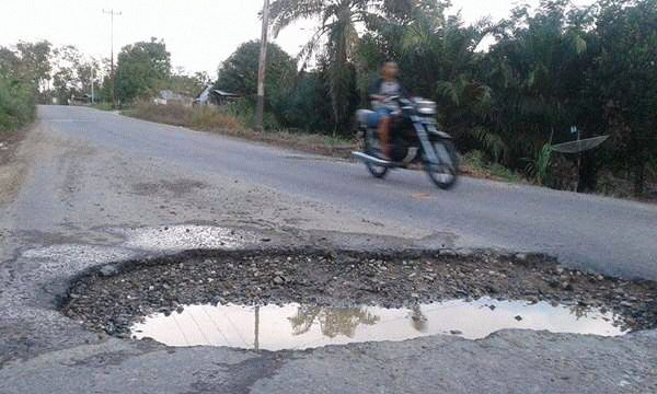 Akibat Lubang Jalan di Merbau Kari Teluk Kuantan Seorang Pengendara Patah Tangan