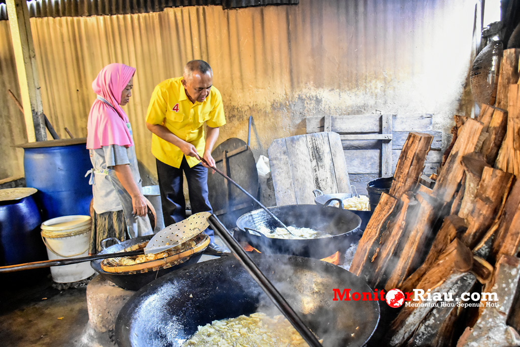 Andi Rachman Melihat Langsung Proses Produksi Keripik Cabe