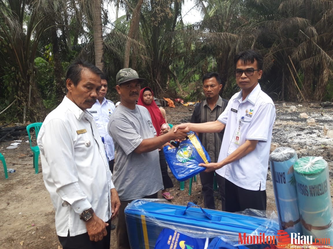 Kadis Sosial Dumai Serahkan Bantuan Korban Kebakaran di Bangsal Aceh