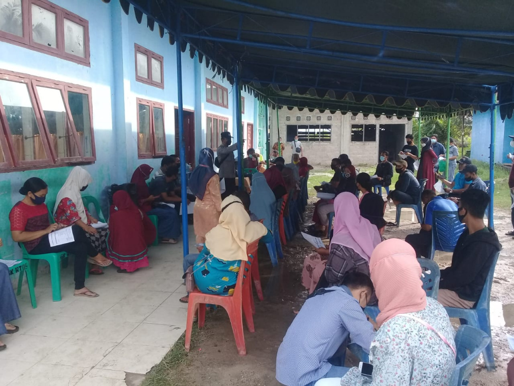 Warga RT 05 Teluk Binjai Ikuti Vaksinasi Gratis