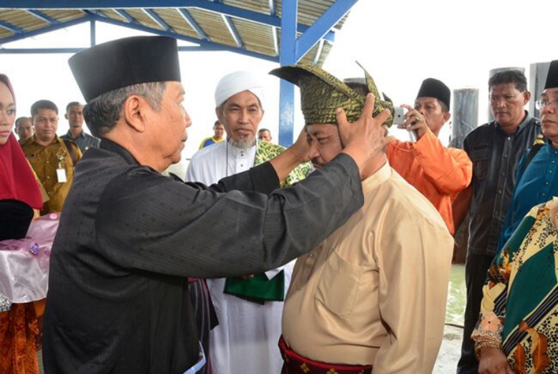 Tiba Di Karimun, Bupati Amril Disambut Pemasangan Tanjak