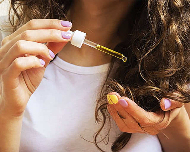 Serupa Tapi Tak Sama, Kenali Beda Hair Oil dan Hair Serum
