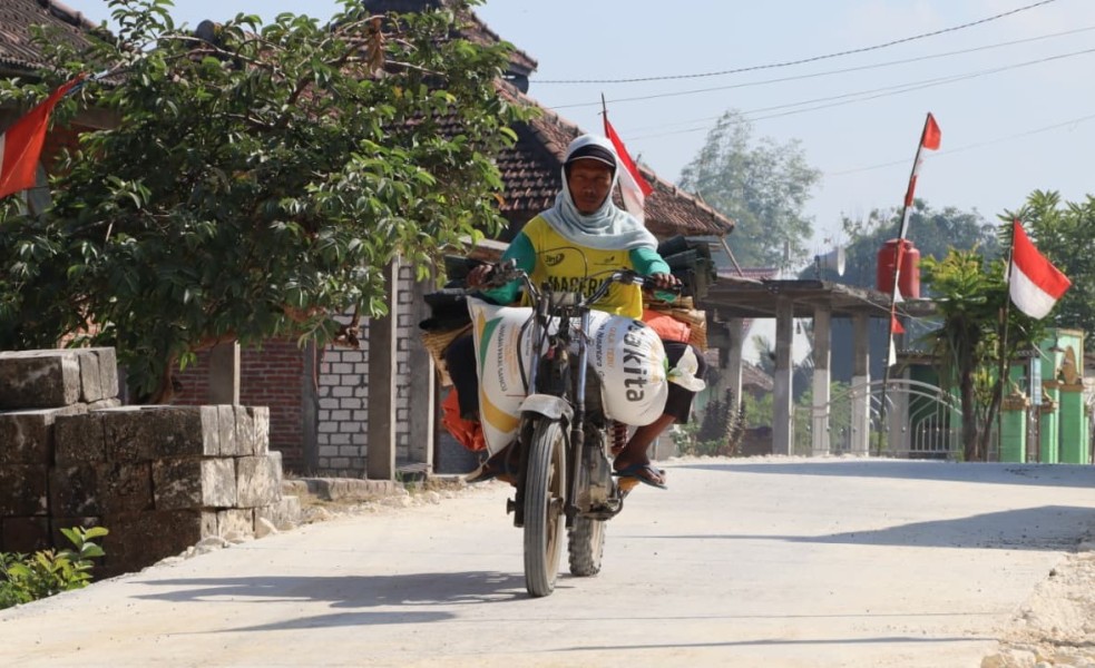 Senyum Warga Merekah: Jalan Beton TMMD 129 Bojonegoro di Kesongo Terwujud