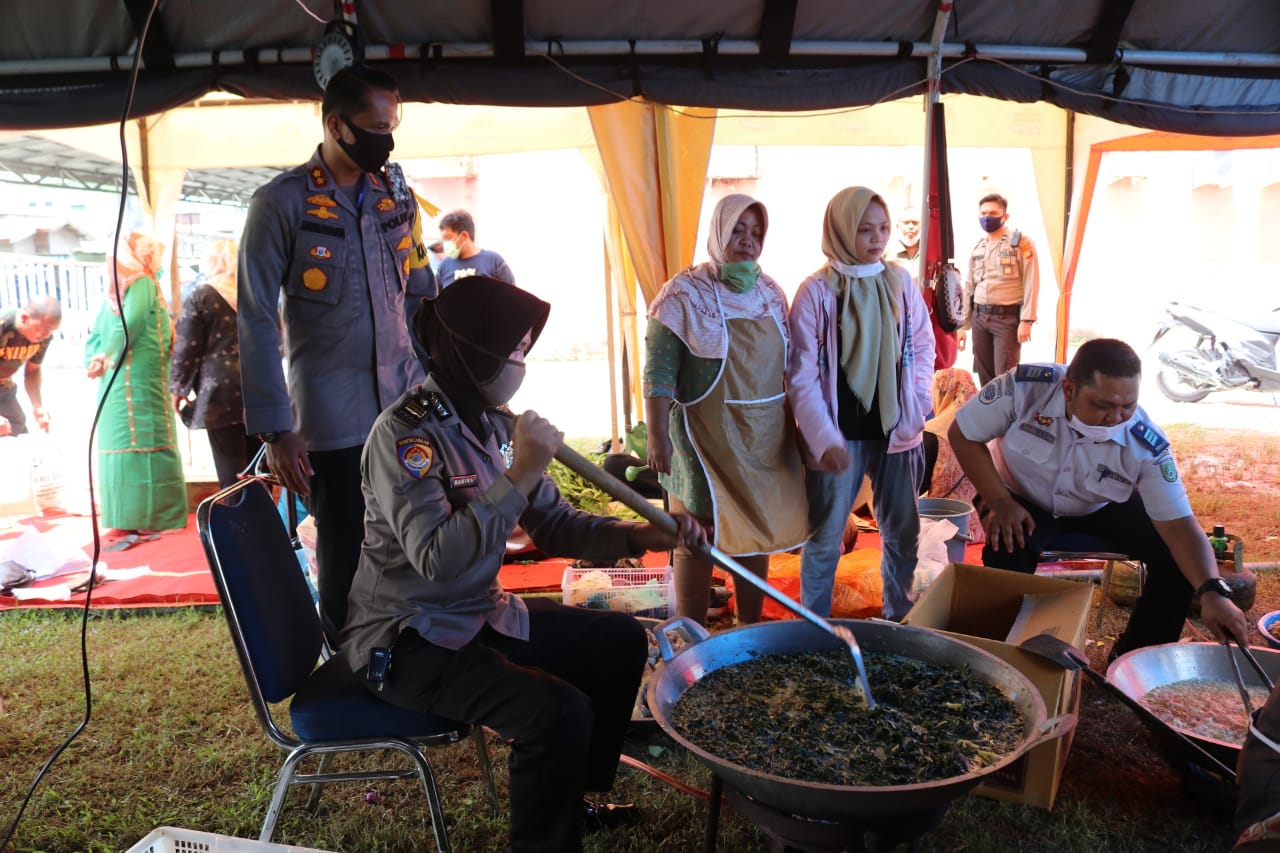 Polres Kota Dumai Bantu Dapur Umum