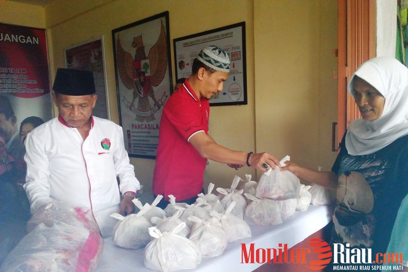 PDI Perjuangan Kota Dumai Bagikan Daging Kurban