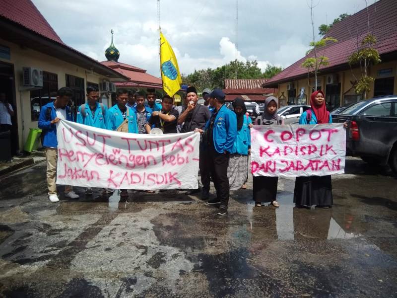 Mahasiswa Minta Kadisdik Dumai Dicopot