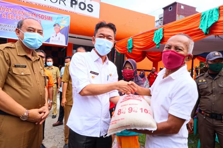 Bupati Rokan Hilir Serahkan BST dan Beras Kepada Masyarakat Kurang Mampu