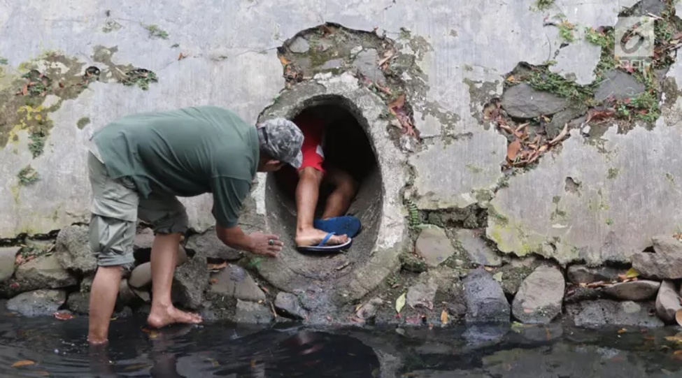 Sebelum Bergelar Doktor, Pemuda Ini Tinggal di Gorong-gorong