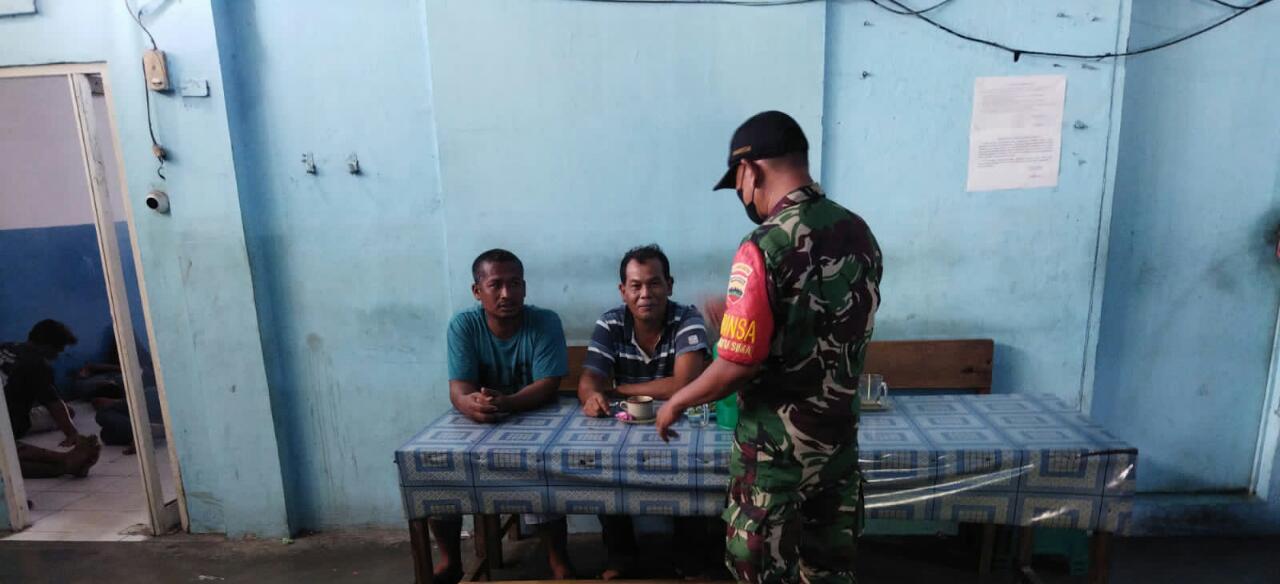Cegah Covid-19, Sertu Abu Kasim Datangi Pedagang