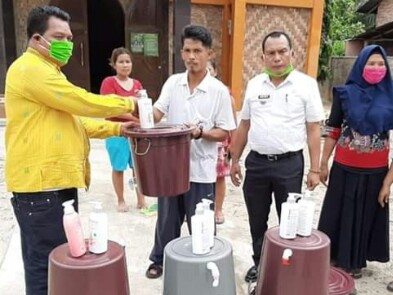 Camat Pangkatan Bersama Kades Bagikan Hand Sanitizer dan Masker Gratis